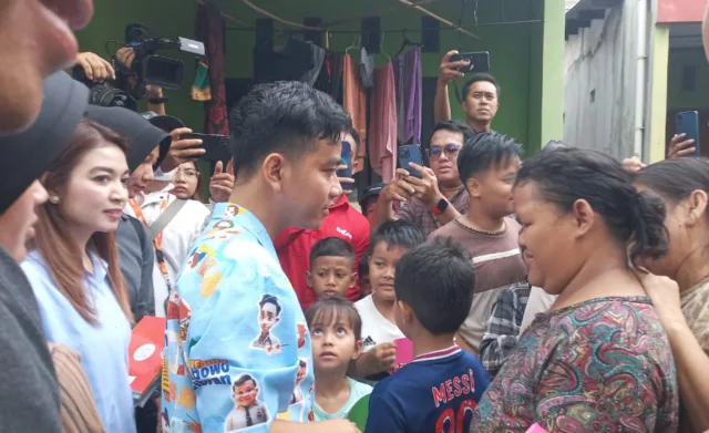 Kampanye Gibran di Poris Gaga Kota Tangerang Tebar Susu dan Buku ke Warga