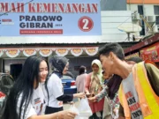 Rumah Kemenangan Prabowo-Gibran Bagi-Bagi Makan Siang Gratis