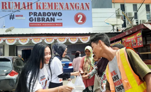 Rumah Kemenangan Prabowo-Gibran Bagi-Bagi Makan Siang Gratis