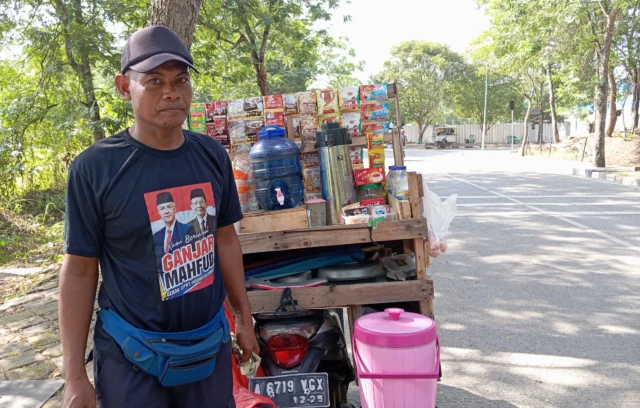 nursodik atau babeh odik(53), seorang pria asal kebumen, Jawa Tengah mengaku menjadi pedagang kopi keliling Pemkab, Foto. (Istimewa)