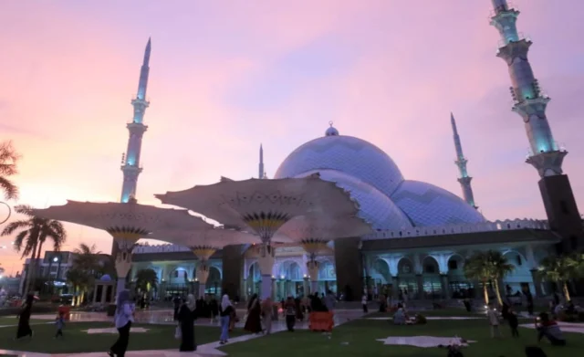 Masjid Raya Al A'zhom Kota Tangerang Bernuansa Masjid Nabawi Kota Madinah