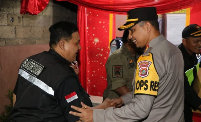 Tingkatkan Motivasi Personil Pengamanan Nataru, Kapolres Serahkan Logistik