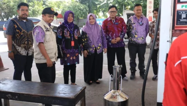 Dinas Perindustrian dan Perdagangan melakukan pengecekan akurasi alat ukur bahan bakar minyak BBM, Foto. (Istimewa).