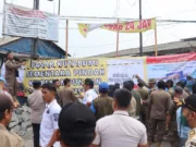 Satpol PP memasang spanduk yang bertuliskan pasar kuta bumi pindah sementara ke TPPS, yang terbentang di atas pagar, Foto. (Istimewa)