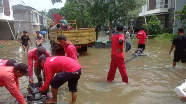 Atasi Banjir, DSDABMBK Tangsel Turunkan Pompa Penyedot Air