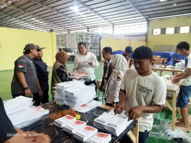 Bawaslu Kabupaten Tangerang melakukan monitoring dan peninjauan penyortiran dan pengawasan surat suara pemilu serentak 2024 di Gudang milik KPU Kabupaten Tangerang, Foto. (Istimewa)