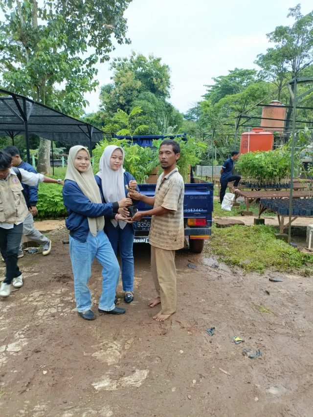 Kelompok 1 KKM STISIP Banten Raya tanam pohon.