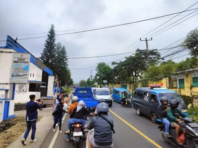 Gerakan Banten Raya Pelopori Berbagi Takjil dan Sosialisasi Kampus di Bulan Ramadhan