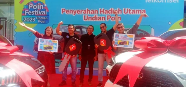 Menang Undian Poin Festival 2023, Ibu Rumah Tangga Bawa Pulang Mobil Mewah BMW