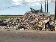 Miris! Kepala Desa Tegal Kunir Lor Keluhkan Tumpukan Sampah di Jalan Raya Mauk