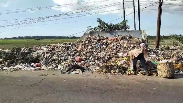 Miris! Kepala Desa Tegal Kunir Lor Keluhkan Tumpukan Sampah di Jalan Raya Mauk