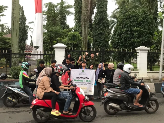 Kumala Komisariat STISIP Banten Raya berbagi Takjil di Alun-alun Pandeglang, pada Senin (01/04/2024).