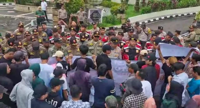 Demonstran Geruduk Kantor Bupati Tangerang, Diduga Sekda Tidak Netral