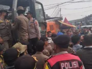 Satpol PP Kabupaten Tangerang Robohkan Bangunan Kios Pasar Kutabumi