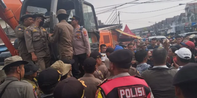 Satpol PP Kabupaten Tangerang Robohkan Bangunan Kios Pasar Kutabumi