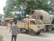 Parkir di Depan Pintu Gerbang Sekolah MAN 3 Negeri Mobil Beton Rusak Akses Jalan Masuk