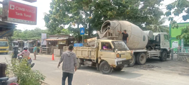 Parkir di Depan Pintu Gerbang Sekolah MAN 3 Negeri Mobil Beton Rusak Akses Jalan Masuk