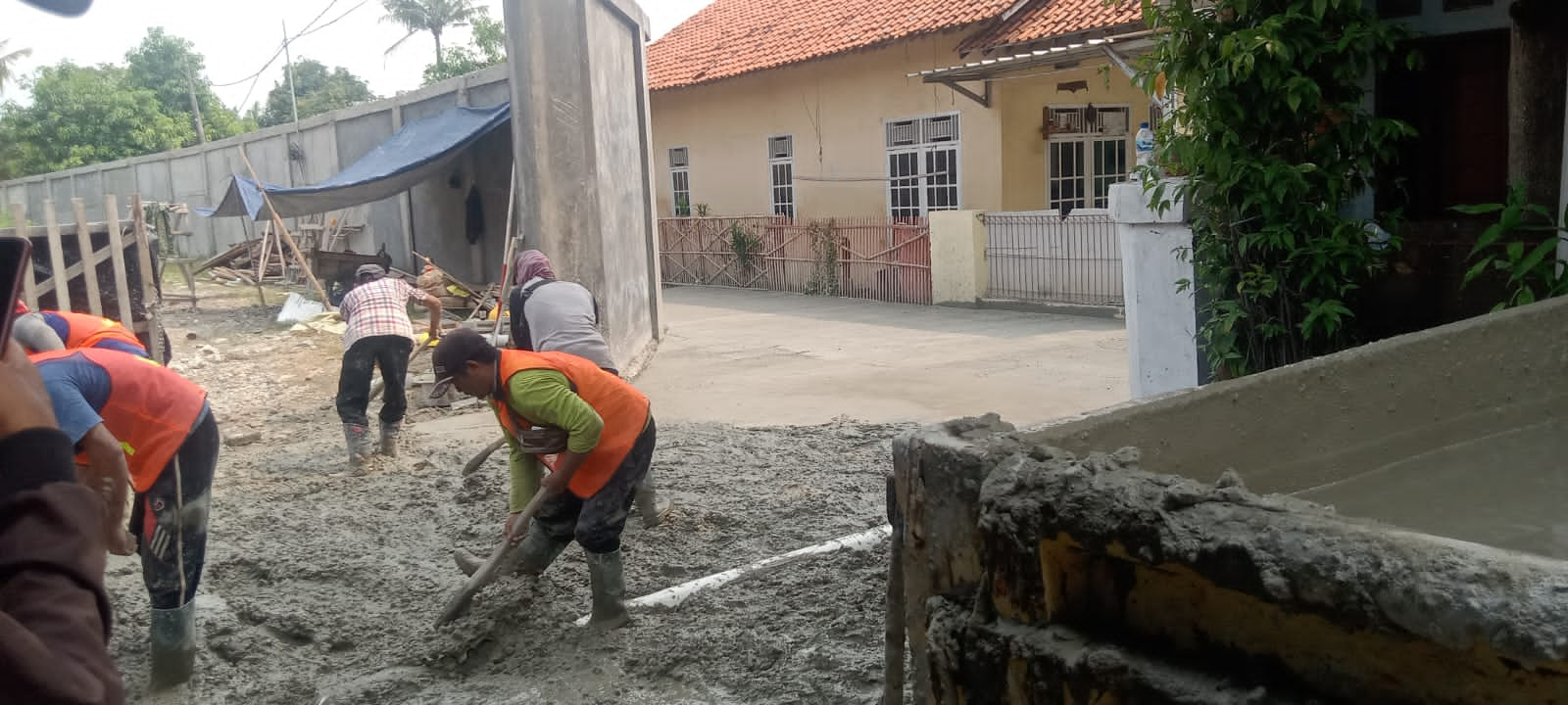 Parkir di Depan Pintu Gerbang Sekolah MAN 3 Negeri Mobil Beton Rusak Akses Jalan Masuk