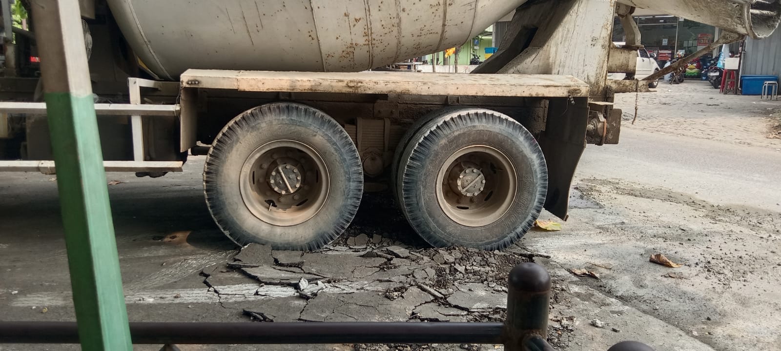 Parkir di Depan Pintu Gerbang Sekolah MAN 3 Negeri Mobil Beton Rusak Akses Jalan Masuk