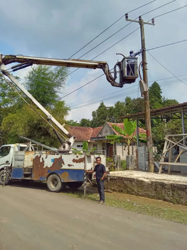 Aceng, Ketua PAC PDI Perjuangan Cileles, meninjau PJU di wilayah Kecamatan Cileles, pada Selasa (11/06/2024).