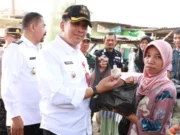 Pj bupati Tangerang dan camat Sepatan menggelar operasi pasar bawang putih menjelang Hari Raya Idul Adha di Pasar Sepatan,Foto.(Istimewa)