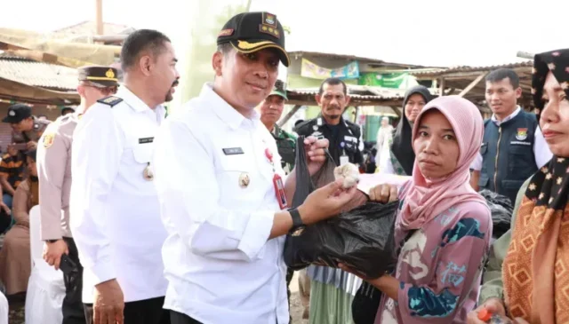 Pj bupati Tangerang dan camat Sepatan menggelar operasi pasar bawang putih menjelang Hari Raya Idul Adha di Pasar Sepatan,Foto.(Istimewa)