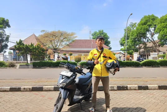 Yusril, pengemudi Maxim yang merupakan salah satu mahasiswa, belajar sambil bekerja tambahan.