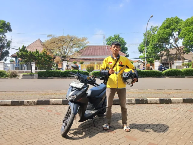 Yusril, pengemudi Maxim yang merupakan salah satu mahasiswa, belajar sambil bekerja tambahan.