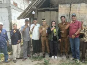 Camat Kemiri Berikan Bantuan Dan Kunjungi Viralnya Musholla Yang Rusak.Foto.(Istimewa)