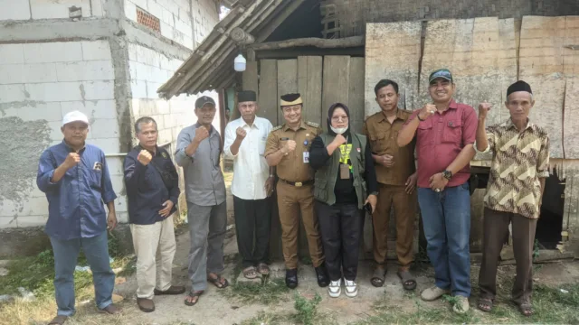 Camat Kemiri Berikan Bantuan Dan Kunjungi Viralnya Musholla Yang Rusak.Foto.(Istimewa)