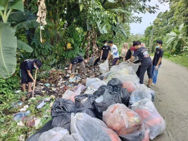 Barisan Muda Hasbi lakukan gerakan nyata dengan bersih-bersih lingkungan, pada Gerakan Minggu Bersih, (07/07/2024).