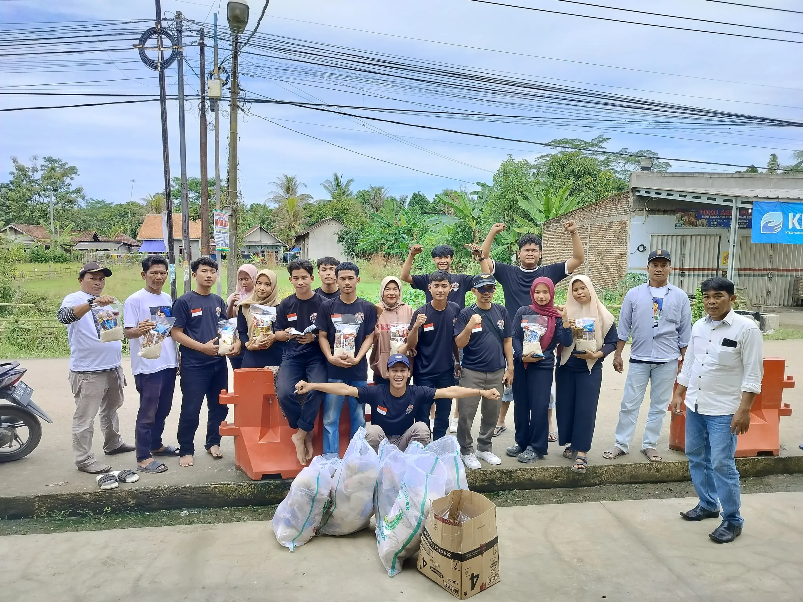 Barisan Muda Hasbi menyapa masyarakat di wilayah Kecamatan Cibadak, Kabupaten Lebak, pada Minggu (07/07/2024).