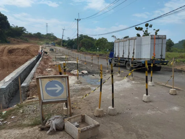 Nampak kerusakan di jalan Nasional Rangkasbitung - Cigeulung, pada Senin (05/08/2024).