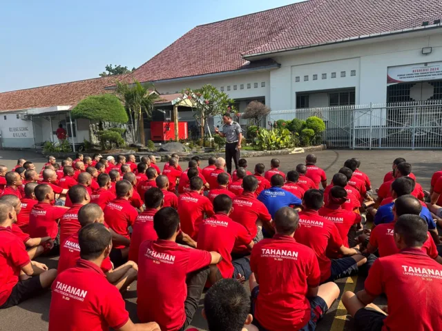 Lapas Pemuda Kelas IIA Tangerang Kanwil Kemenkumham Banten memberikan vitamin serta mengajak para tahanan olahraga bersama, Foto. (Istimewa)