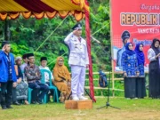 Rudianto, Kepala Desa Warungbanten saat memimpin upacara HUT RI Ke 79 di lapangan wilayah Desa Warungbanten, pada Sabtu (17/08/2024).