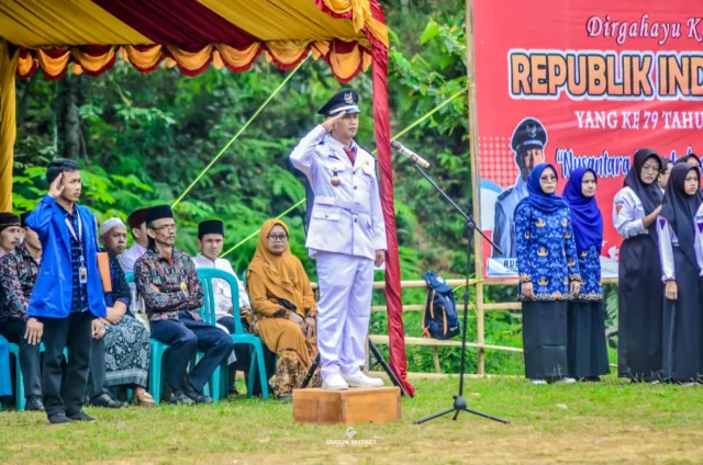 Rudianto, Kepala Desa Warungbanten saat memimpin upacara HUT RI Ke 79 di lapangan wilayah Desa Warungbanten, pada Sabtu (17/08/2024).