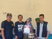 Dadun, Sekdes Nangerang (Kiri) bersama Petugas Pos KCP Gunung Kencana, Keluarga Penerima Manfaat, dan TKSK Kecamatan Cirinteun berfose bersama pada Minggu (25/08/2024).