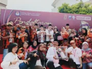 Pasangan Zulkarnain Lerru pasangan pertama yang mendaftarkan diri sebagai peserta pilkada 2024, kedatangannya ke kantor KPU di kawal Ormas Pemuda Pancasila, Foto. (Istimewa)