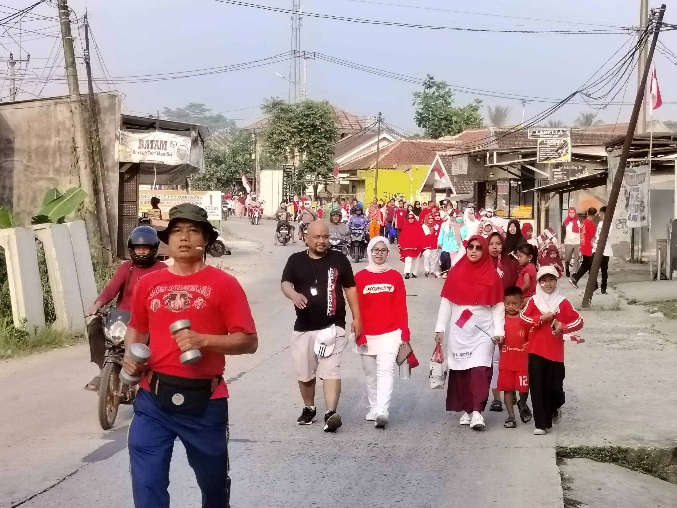 Jalan santai dilakukan oleh warga Perumahan Kembang Harum 2, pada Minggu (18/08/2024). 