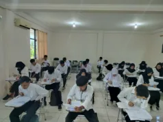 Calon Mahasiswa STISIP Banten Raya sedang menjalankan Test masuk perguruan tinggi, pada Sabtu (31/08/2024).