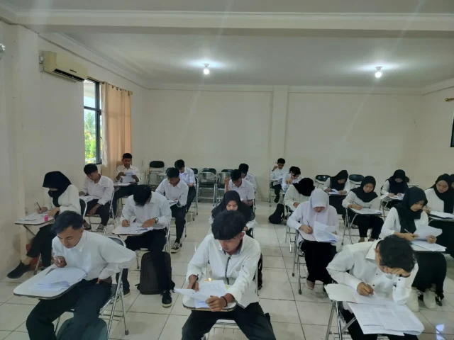 Calon Mahasiswa STISIP Banten Raya sedang menjalankan Test masuk perguruan tinggi, pada Sabtu (31/08/2024).