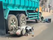 kecelakaan maut yang menewaskan ayah dan anak akibat terlindas truk pasir, di Jalan Raya Pakuhaji, Desa Kayu Agung, Kecamatan Sepatan, Foto. (Istimewa)