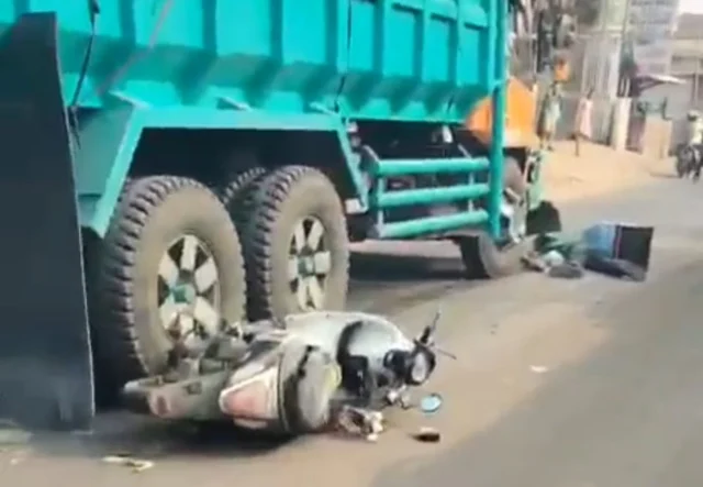 kecelakaan maut yang menewaskan ayah dan anak akibat terlindas truk pasir, di Jalan Raya Pakuhaji, Desa Kayu Agung, Kecamatan Sepatan, Foto. (Istimewa)