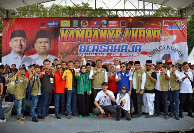 Rapat Umum Kampanye Akbar Paslon Nomor Urut 1, Mochamad Hasbi Asyidiki Jayabaya, S.H dan Ir. Amir Hamzah, M.Si pada Minggu (3/11/2024).