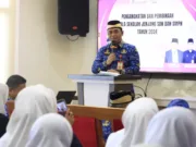 Dadan Gandana memberikan ucapan selamat kepada para kepala sekolah, Foto. (Istimewa)