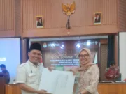 Tim 01 Iman Pribadi bersama Dewi Hartini Ketua KPU Lebak dalam penyerahan berkas Model D Hasil Kabko-KWK, pada Kamis 5/12/2024.