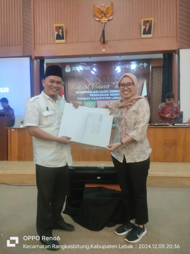 Tim 01 Iman Pribadi bersama Dewi Hartini Ketua KPU Lebak dalam penyerahan berkas Model D Hasil Kabko-KWK, pada Kamis 5/12/2024.