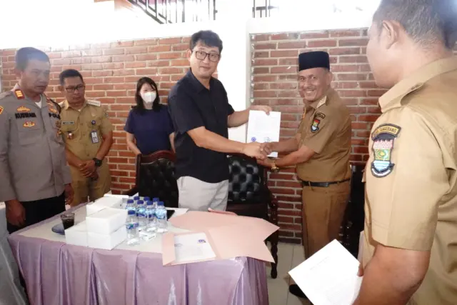 kepala Desa Kohod Arsin, SH Bin Asip Mengucapkan banyak terima kasih kepada pihak PT.Synopex Tirta Indonesia, Foto. (Istimewa)