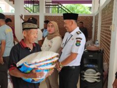 Salah satu warga yang terdampak banjir di Pesisir Utara Kabupaten Tangerang senyum sumringah mendapat bantuan beras dari PIK2., Foto. (Istimewa)