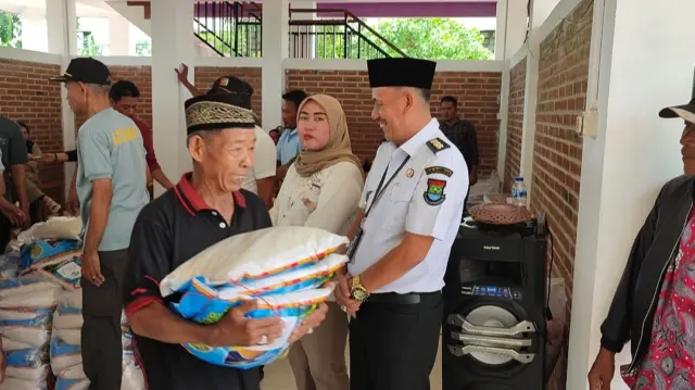 Salah satu warga yang terdampak banjir di Pesisir Utara Kabupaten Tangerang senyum sumringah mendapat bantuan beras dari PIK2., Foto. (Istimewa)